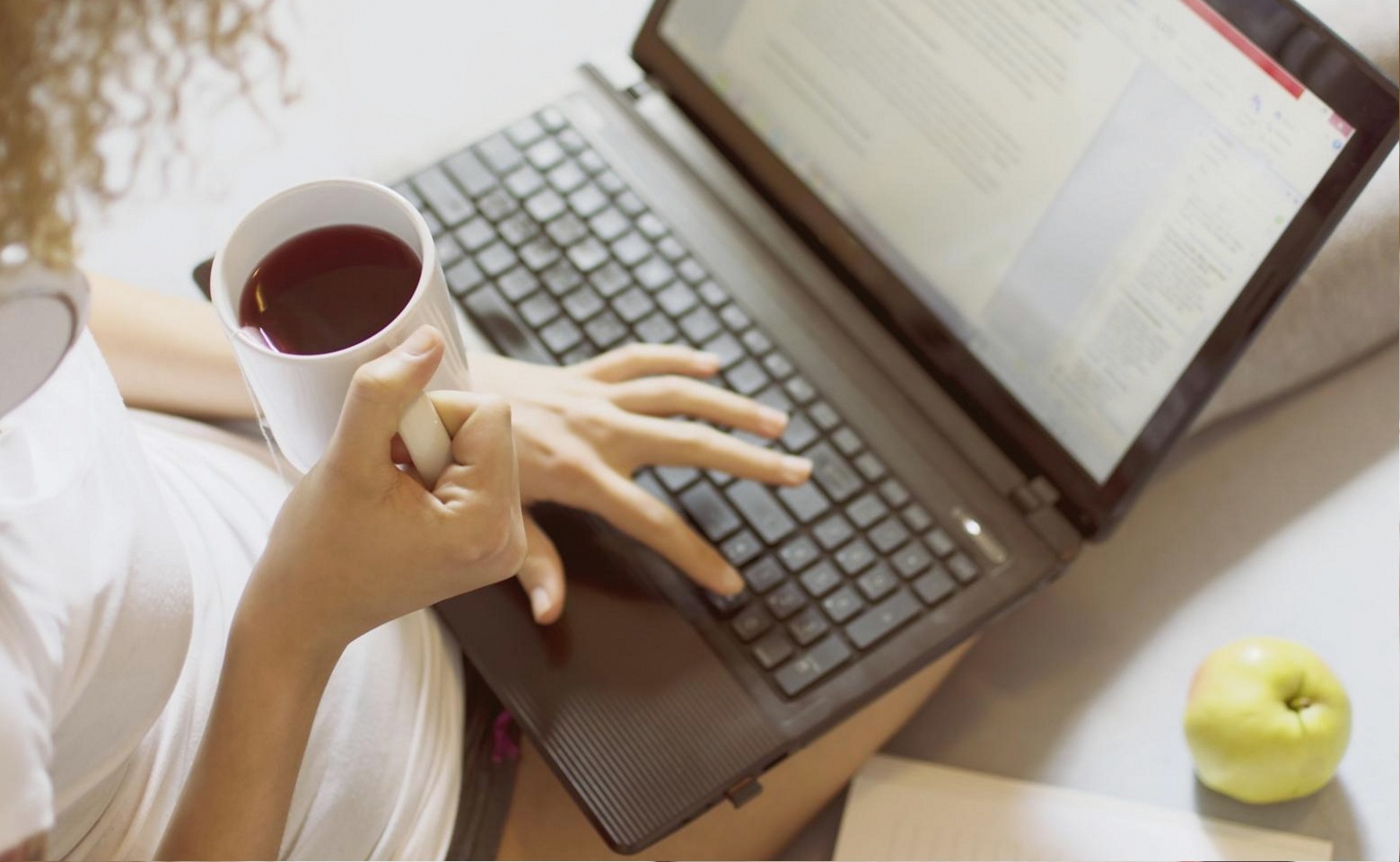 Participants studying website layout principles during an online seminar session